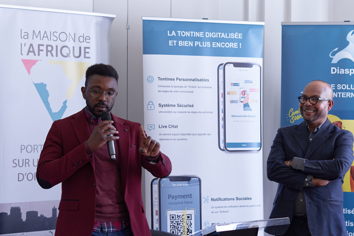 Kévin Bilingi, présentant le back-office de la plateforme LPDF AFRIKA